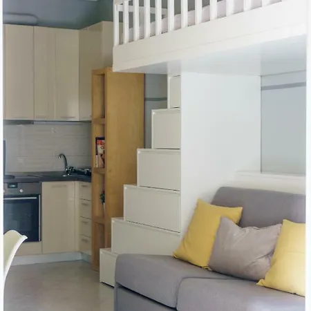 Апартаменты The White Rabbit Studio Apt In Center